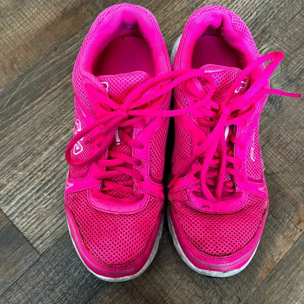 FILA pink athletic shoes. Comfortable & cute. Women’s size 8.5